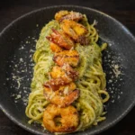 Spaghetti Mediterrâneo ao Pesto com Camarões Dourados
